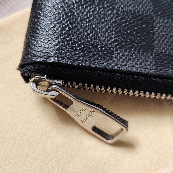 LOUIS VUITTON Damier Graphite Vertical Zippy Wallet EUC - Picture 4 of 13